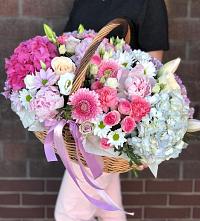 Композиция солнечный день в Тимошкино Цветочная композиция из Розы, Хризантемы, Пионы и Лизиантусы в корзине в Тимошкино