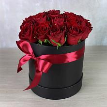 Цветочная композиция из Розы в шляпной коробке в Тимошкино
